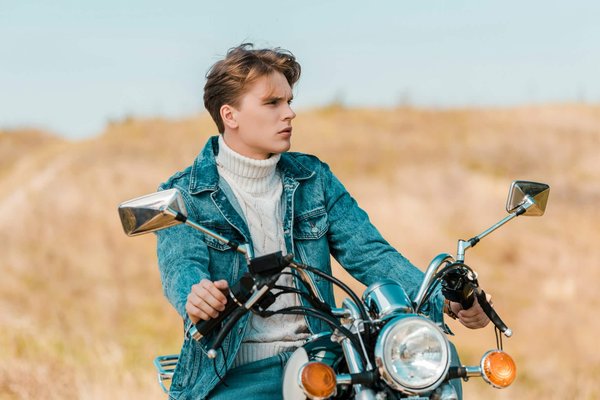 Le retour des années 90 dans la mode actuelle