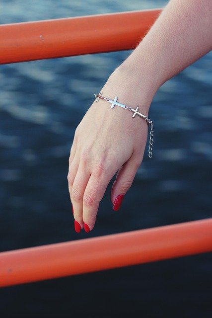 Découvrez l'élégance et la spiritualité du bracelet croix