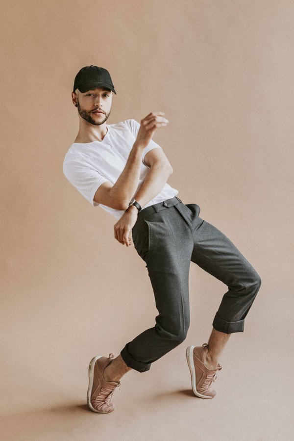 Comment créer un look edgy avec des vêtements de base